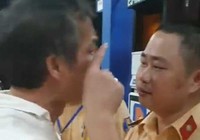 Clip: Tài xế xe biển xanh tát, cự cãi CSGT ở Thanh Hóa