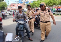 CSGT TP.HCM nói về việc lao ra đường chặn xe