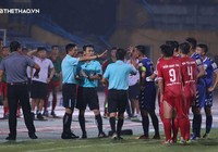 Trọng tài ‘bẻ còi’ và cái sai của hệ thống