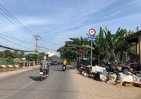 Nguy cơ sập cầu vì gồng gánh nhiều xe quá tải