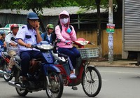 Lái xe máy bằng một tay, có bị phạt?