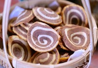 Độc đáo món bánh tai heo chiên 2 màu đen trắng
