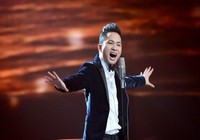 Ca sĩ Tùng Dương hát rock với dàn nhạc giao hưởng