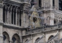 Chạy đua che chắn Nhà thờ Đức Bà Paris trước đợt mưa lớn