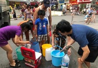 Nước có mùi lạ: Nhiều trường học mua nước đóng bình nấu ăn
