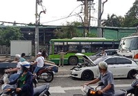 Tông liên hoàn 4 ô tô tại ngã tư An Sương