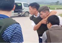 Video: Cảnh sát bắt 2 kẻ ôm vũ khí nóng và trẻ em trong ô tô