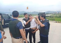 Đã bắt được kẻ ôm trẻ em, vũ khí nóng cố thủ trên xe hơi