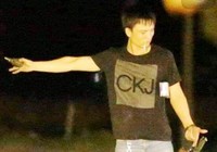 Vụ ôm súng cố thủ trên xe hơi: Người thứ 3 từ rừng ra đầu thú