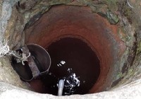Đau lòng cha ném con 1 tuần tuổi xuống giếng