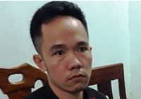 Một thanh niên mang hai con hổ đi bán