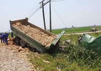 Tàu lửa tông ô tô, tài xế tử vong, đường sắt Bắc-Nam ách tắc