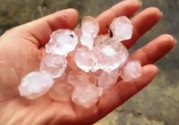 Mưa đá ở Nghệ An thành cơn 'mưa vàng' giải nhiệt