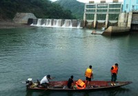 Thủy điện xả nước, 2 anh em bị lật thuyền 1 người tử vong