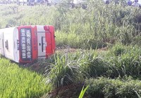 Xe buýt lật dưới ruộng, 2 người tử vong, 8 người bị thương