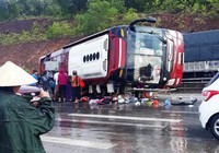 Xe khách lật trên quốc lộ 1A, nhiều hành khách bị thương