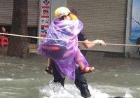 Cảnh sát căng dây cứu sống mẹ con bị cô lập trong lũ