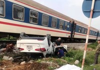 Tàu hỏa đâm xe hơi, một phụ nữ tử vong