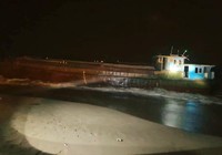 Tàu dài 30m không người có chữ Trung Quốc dạt vào biển Hà Tĩnh