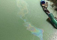 Xuất hiện vệt dầu loang đầu nguồn nước sông Lam
