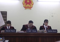 Tòa liên tục nhắc đại diện bị đơn đừng hỏi lan man