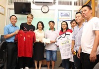 Nghĩa cử cao đẹp của Văn Toàn và hai cô gái hâm mộ HA Gia Lai