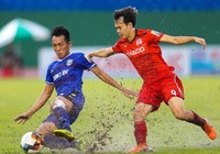 Cú ngã oan nghiệt hay CLB của bầu Đức bị ‘đánh hội đồng’?