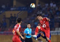 Hai lần thổi có lợi cho Viettel, trọng tài ‘bẻ còi’ nhận gì?