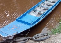Dừng xuồng hỏi đường, bị ném đá rớt xuống sông