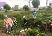 Dân ngang nhiên đào mương, xẻ đôi đường nhựa