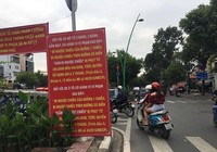 Bất chấp biển cấm, xe máy đi thẳng vào đường ngược chiều