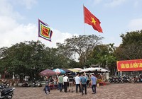 Đền Trần trước giờ khai ấn, trời nắng đẹp nhưng vắng du khách