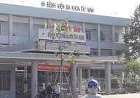 Đang ngồi trên lề đường, bị ô tô lao lên đè vỡ gan