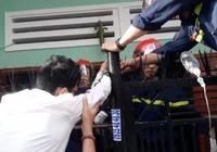 Nhiều cảnh sát, bác sĩ cùng giải cứu 1 chủ nhà leo rào