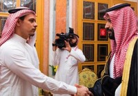 Vua, thái tử Saudi Arabia bắt tay các con nhà báo Khashoggi