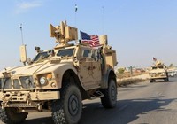 Hình ảnh lính Mỹ bỏ người Kurd Syria sang với người Kurd Iraq