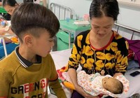Cậu bé 13 tuổi đạp xe hơn 100km xuống Hà Nội thăm em ốm nặng