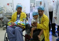 Người mẹ ung thư nỗ lực sinh con nghẹn ngào khi ôm con lần đầu