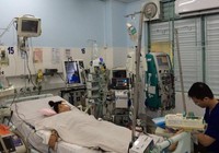 Kẹt xe nửa tiếng, vừa đến cổng bệnh viện bé gái ngưng tim