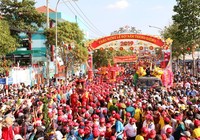 Ngạt thở trong dòng người đi lễ hội tại Bình Dương