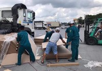 Hàng trăm tấm ván ép rơi xuống đường, nhiều người hốt hoảng