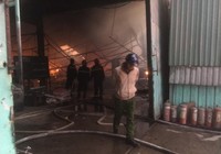 Công ty gỗ ở Bình Dương bị cháy rụi lúc rạng sáng