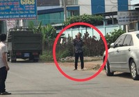 Nam thanh niên cầm dao kề vào cổ... mình la hét