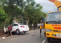 Xe taxi tông hai người tử vong