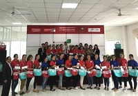 Tặng 1.000 giỏ xách cho công nhân đi chợ