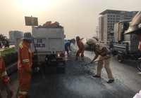 Xe tải vô danh thả đá sỏi tràn cầu vượt Quang Trung