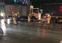 Mảnh vỡ chai bia la liệt trên quốc lộ
