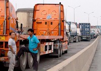 CSGT 'nhức đầu' vì xe container cũng… chết máy
