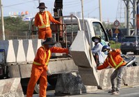 Phơi mình làm việc dưới cái nắng rát da ở Sài Gòn