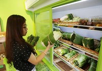 Cận cảnh gói hàng hóa bằng lá chuối ở Sài Gòn